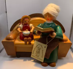 Erzgebirge Seiffen Räucherfrau Großmutter mit Enkelkind auf Sofa - Bild 1 von 13