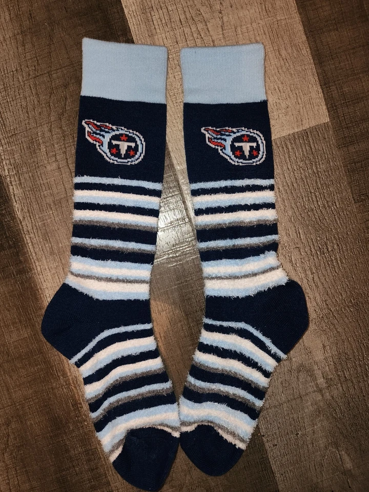 Calcetines medianos del equipo de equipo de la NFL elásticos difusos para mujer Tennessee Titans Foto 1 de 1