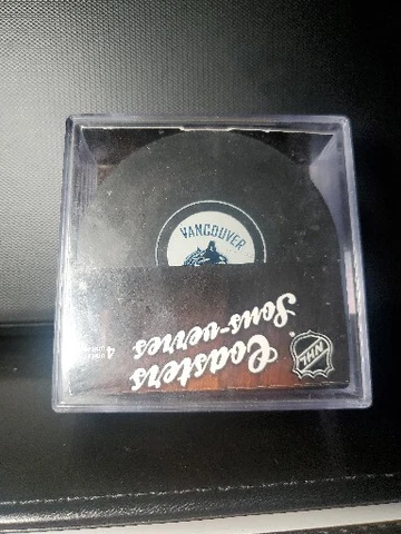 VANCOUVER CANUCKS ACTUAL HOCKEY PUCK COASTERS SET IN CASE LICENSED Cover