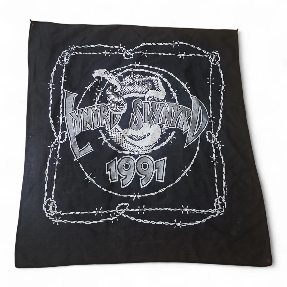 Lenço Bandana Vintage 1991 Lynard Skynard Preto 21"x21" Cobra  - Imagem 1 de 3