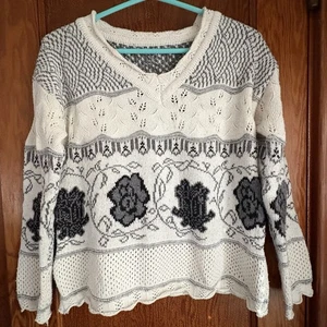 Cozycore Damen Pullover V-Ausschnitt creme grau Rosen offen gewebt Größe Large XL 40" - Bild 1 von 8