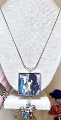 Maravilloso collar con dije de caballos reversible de metal plateado turquesa y vidrio Foto 1 de 4