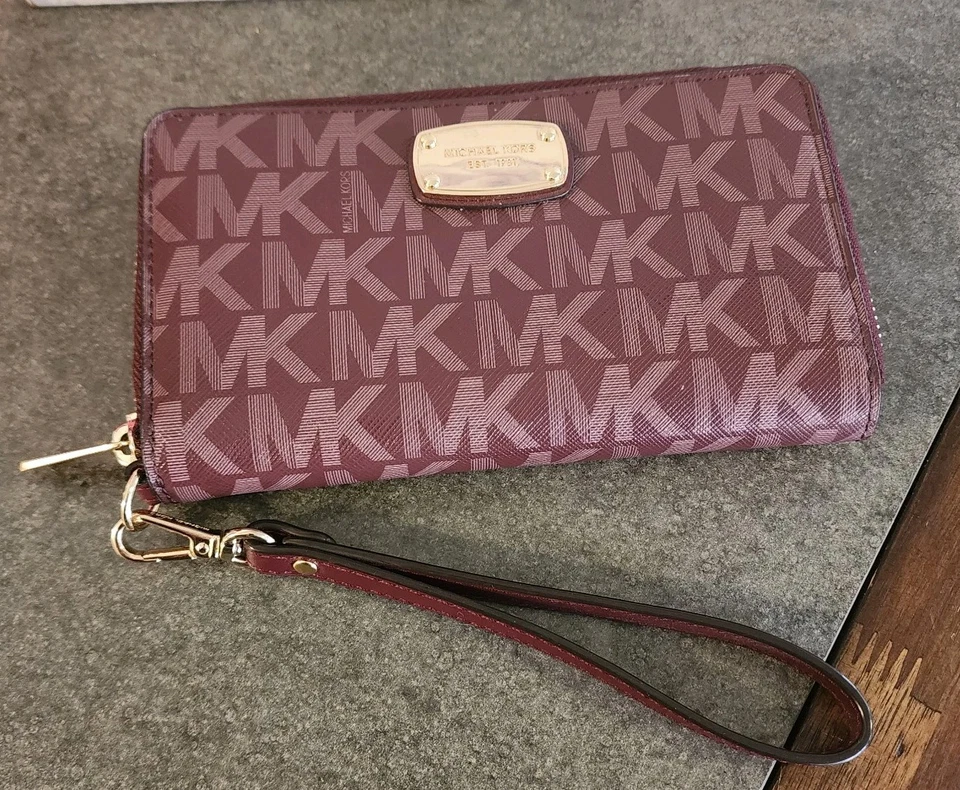 Cartera Muñequera Michael Kors Cremallera Alrededor Marrón Borgoña Monograma Lona Recubierta Foto 1 de 4