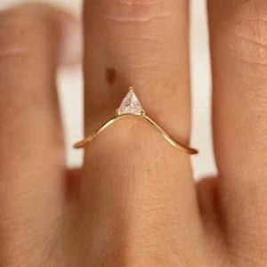 Anello di Fidanzamento Curve Band Minimalista Solitario Taglio Trilione Moissanite per Lei - Foto 1 di 3