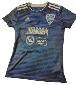 Camiseta Steamboat Soccer Club Colorado Camiseta Azul Blanco Adidas BAP Pequeña - Imagen 1 de 11