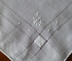 DE COLECCIÓN HANKY AÑOS 1920 BLANCO SOBRE BLANCO GEOMÉTRICO Y DISEÑO DE ARCO BORDADO ROLLO A MANO - Imagen 1 de 4