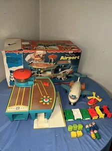 Vintage 1972 Fisher-Price Play Family Airport #966 mit Box und Stücken - Bild 1 von 12