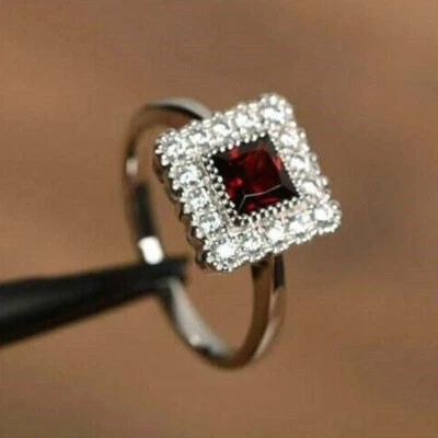 Anillo de compromiso con halo de granate rojo corte princesa de 2 quilates chapado en oro blanco de 14 quilates simulado Foto 1 de 4