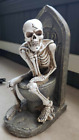 Repose en paix penseur constipé squelette assis sur cimetière toilette statue