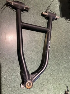 OEM 2013 POLARIS SWITCHBACK 800 PN: 2204666 Upper Control Arm RIGHT Black USED - Bild 1 von 4