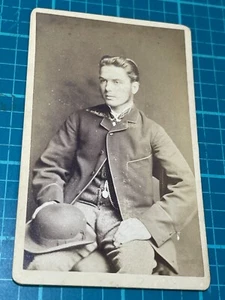 Viktorianisches CDV-Foto von 1860 eines hübschen jungen Mannes - Bild 1 von 10