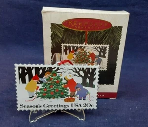 Hallmark Keepsake Ornament Children Trimming Tree 1994 Season's Greetings Stamp - Imagen 1 de 5