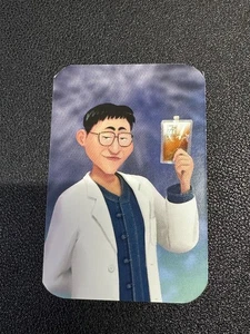 Tarjeta fotográfica oficial de vinilo Kpop Demon Hunters Doctor Healer Han - Imagen 1 de 2