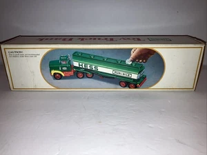 VINTAGE 1984 Hess Camion Giocattolo Banca Benzina Tanker NUOVO CON SCATOLA "GUARDA" - Foto 1 di 3
