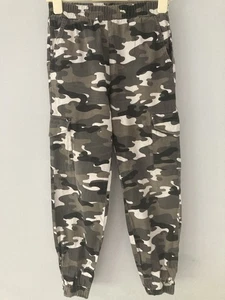 915 NEW LOOK Older Girls 11 Years Grey Camouflage Combat Style Trousers - Picture 1 of 6