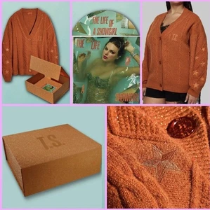 Neu Taylor Swift: Das Leben eines Showgirls CD Strickjacke Box Set M/L *versiegelt* - Bild 1 von 1