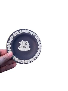Piatto piccolo vintage Wedgwood Portland blu diaspro Pegasus Muses 4,5" - Foto 1 di 4