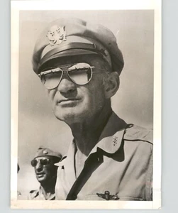 Foto de prensa del comandante adjunto de la Fuerza Aérea Millard F Harmon Segunda Guerra Mundial 1945 - Imagen 1 de 2