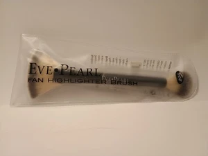 Eve Pearl Brush #204 - MicroSilk Dual Fan Highlighter Brush - New - Picture 1 of 3