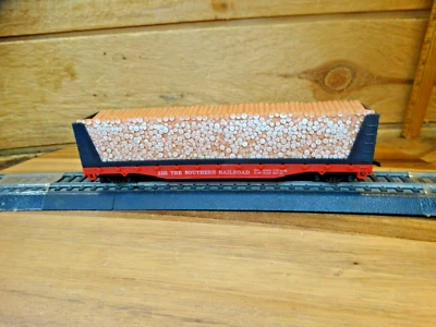 Carro plano de ferrocarril TYCO HO escala 40' The Southern Railroad 4365 y carga de madera para celulosa Foto 1 de 4