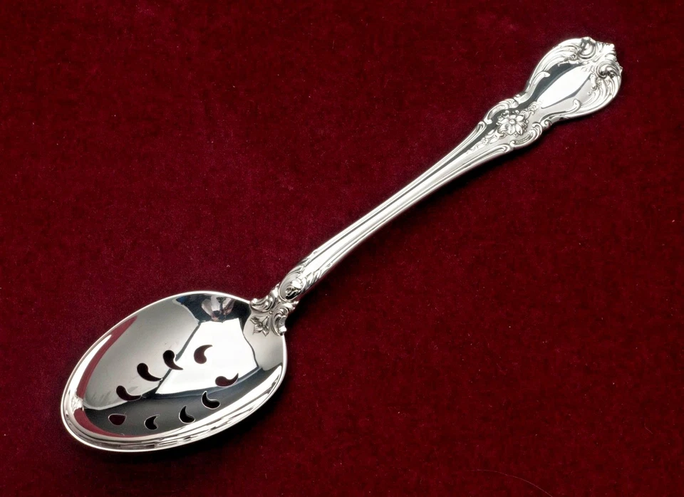 Cuchara para servir de mesa perforada Old Master by Towle, plata de ley Foto 1 de 1