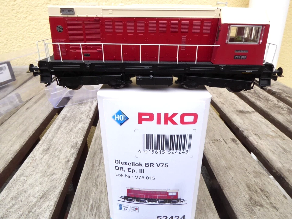 Piko 52424 DR Diesel Locomotive Bo Bo Shunting V 75 Red Livery Ep. III