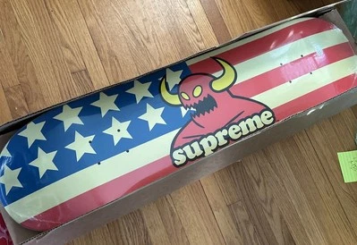 Supreme X Toy Machine tabla de skate SELLADA NUEVA 8,25 en mano ¡Envío lo antes posible! Foto 1 de 4