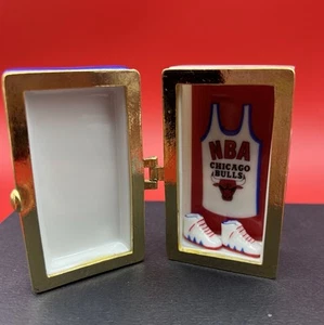 Rare Vintage NBA Chicago Bulls Team Locker Porcelain Hinged Trinket Box - Bild 1 von 6