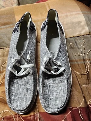 MOCASÍN HOMBRE 9.5 GRIS CON ESTRELLAS BLANCAS SOBRE ESTRELLAS Y RAYAS AZULES Foto 1 de 3