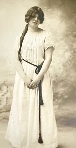 Retrato fotográfico de estudio sepia de colección hermosa mujer joven con pelo largo a la cintura - Imagen 1 de 3