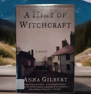 A Hint of Witchcraft by Anna Gilbert -2000 -Hardcover -Ex library - Imagen 1 de 12