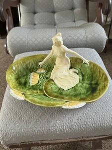 Antiguo plato de cerámica Art Nouveau atribuido Royal Dux dama en un estanque de lirios - Imagen 1 de 10