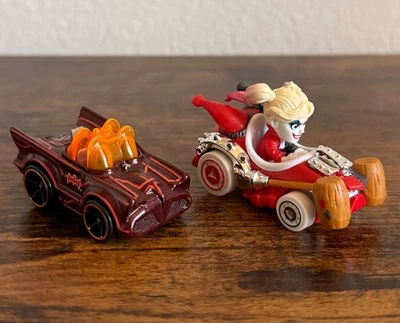 Batimóvil Hot Wheels DC Racer Verse Harley Quinn Car y Batman 1966 TV Tooned Foto 1 de 4
