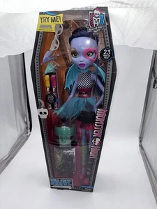 NUOVO Monster High Gore Geous Ghoul Beast Freaky Friend che cambia occhi 28" sigillato - Foto 1 di 9