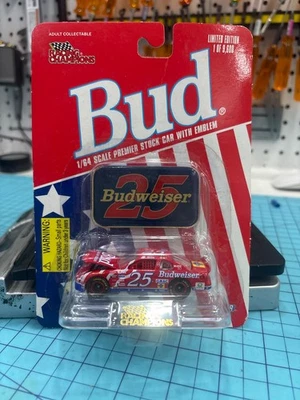 Racing Champions NASCAR 1/64 diecast #25 Budweiser Ken Schrader con emblema 1996 LE Foto 1 de 2