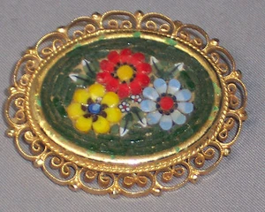 VINTAGE HANDCRAFTED MOSAIC PIN WITH FLOWERS IN A FILIGREE FRAME - MADE IN ITALY - Picture 1 of 3