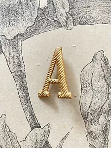 Joli Monogramme en métal doré Lettre A initiale, shabby Art nouveau 1,6 cm - Picture 1 of 2