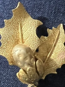 Vintage Leaf Brooch Brushed Gold Tone Faux Gray Pearl Center,Pin - Picture 1 of 10