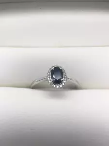 Anillo de racimo ovalado de oro blanco de 9 quilates y zafiro azul 0,53 quilates - Imagen 1 de 3