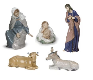 NAO BY LLADRO 5-TEILIGES GLANZPORZELLAN-KRIPPENSET MARKE NEU IM KARTON WEIHNACHTEN SPAREN SIE $ KOSTENLOSER VERSAND - Bild 1 von 6