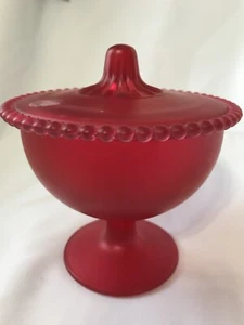 Vintage Indiana Glas matt rot Sockel Deckel bedeckt Süßigkeiten Schale Kompott - Bild 1 von 6
