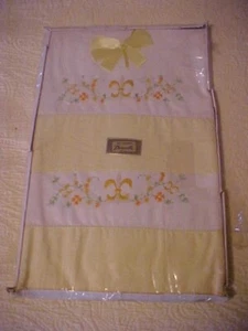 VTG Percale Pillowcases w/ Yellow Flowers in Gift Box - Picture 1 of 3