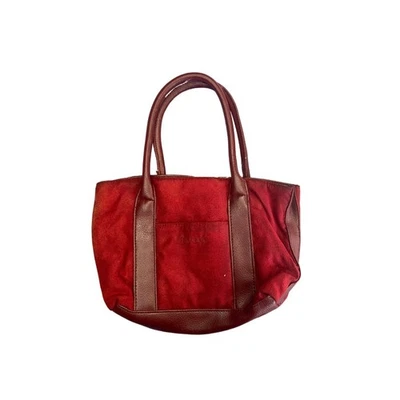 Bolso de purga de hombro de gamuza Shiseido Foto 1 de 4