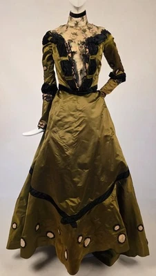 MOST OPULENT VICTORIAN 1890’S GREEN SILK DRESS W EMBR + BUBBLE APPLIQUES + TRAIN - Image 1 of 4