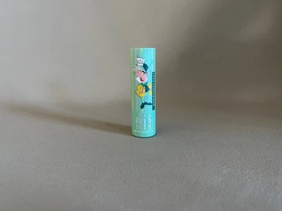 Disney Alicia en el País de las Maravillas Sombrerero Loco “Pastel de Unbirthday” Bálsamo Labial Perfumado, ¡Nuevo! Foto 1 de 4