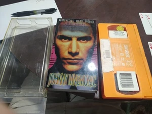 Johnny Mnemonic VHS Tape (1995) Keanu Reeves Sci-Fi Cyberpunk Movie Orange Tape - Imagen 1 de 6