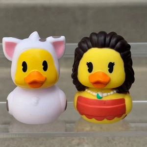 Disney Moana & Pua 3" Duckalooz Gomma Duckie Jeep Anatra Bagno Giocattolo 2 Pk NUOVO - Foto 1 di 11