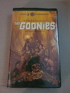 The Goonies (VHS, 1985, 1997, Clamshell Version) VGC Steven Spielberg - Picture 1 of 3