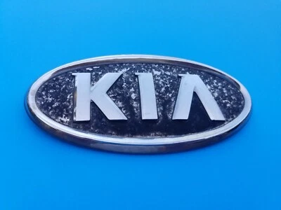 07 08 09 10 KIA RONDO TAPA MALETERO TRASERO CROMO EMBLEMA INSIGNIA SÍMBOLO LOGOTIPO USADO OEM A2 Foto 1 de 4