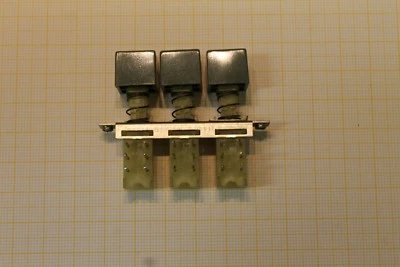 MARKENLOS RFT-ETE-DDR 7502 2A 220V 3 Tastensatz Drucktaster rastet Knopf olivgrün #AS-K03